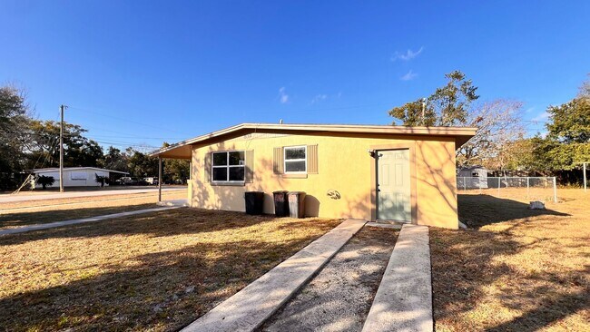 Foto del edificio - $300 off of a month of rent! Charming 3-Bedroom Home in Deltona! – Pets Welcome (Up to 30 lbs) – ...