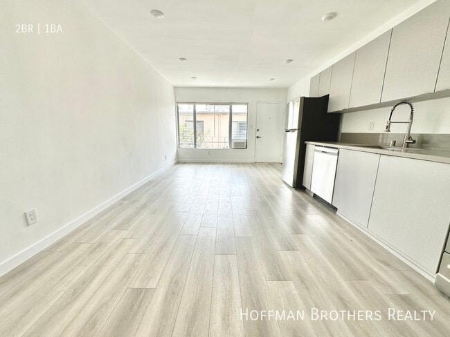 Building Photo - 318 S Mariposa Ave