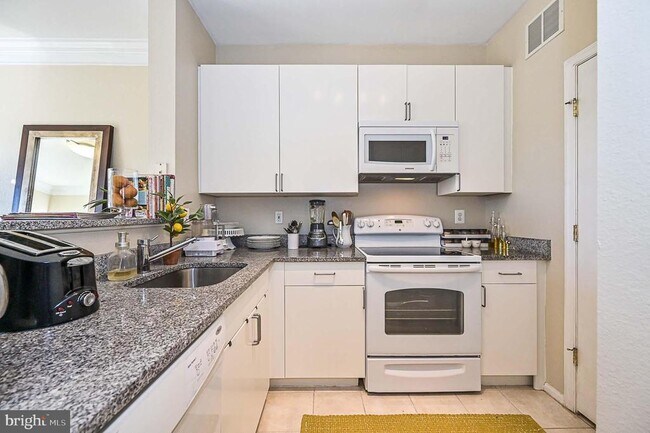 Foto del edificio - 1570 Spring Gate Dr.