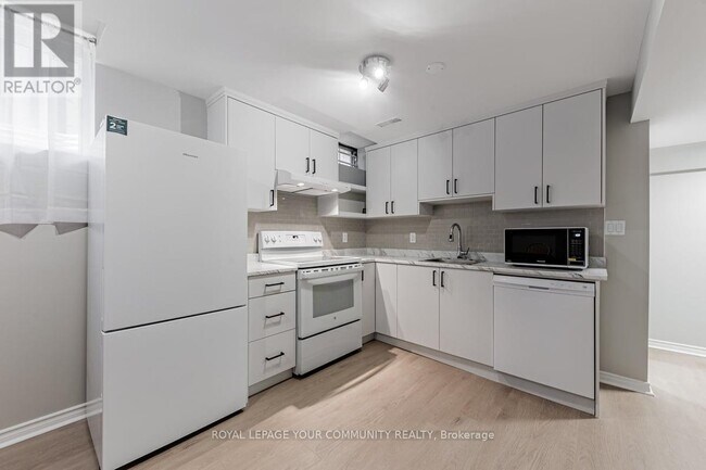 Building Photo - 35 Cedarhurst Dr