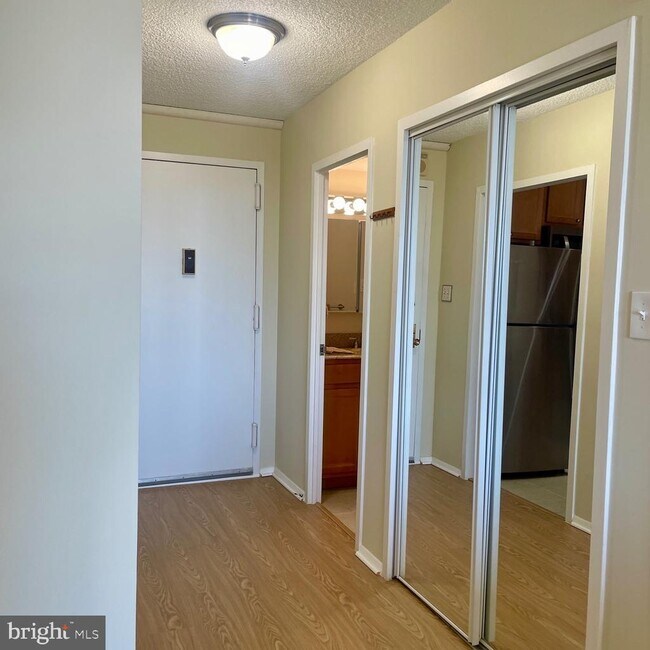 Foto del edificio - 5225 Pooks Hill Rd