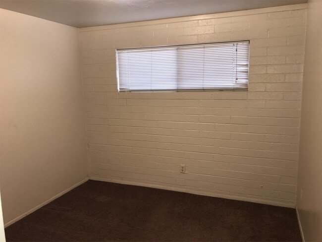 Building Photo - 1650 E Blacklidge Dr