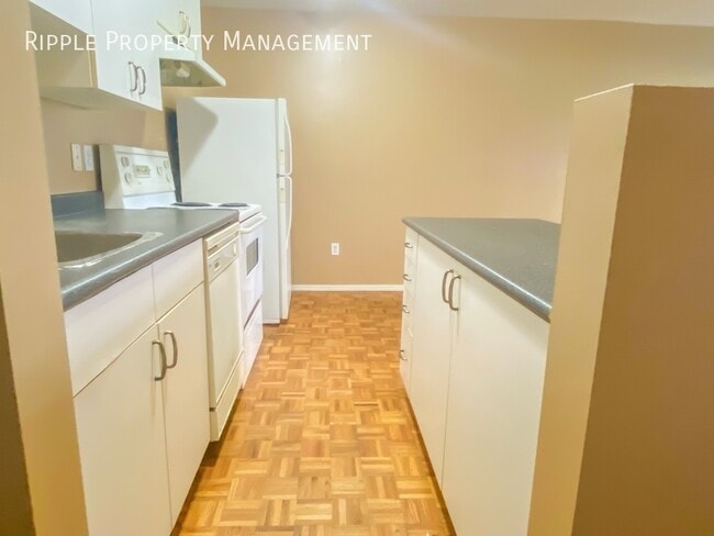 Photo du bâtiment - Modern 2 Beds, 1 Baths Apartment/Condo | N...