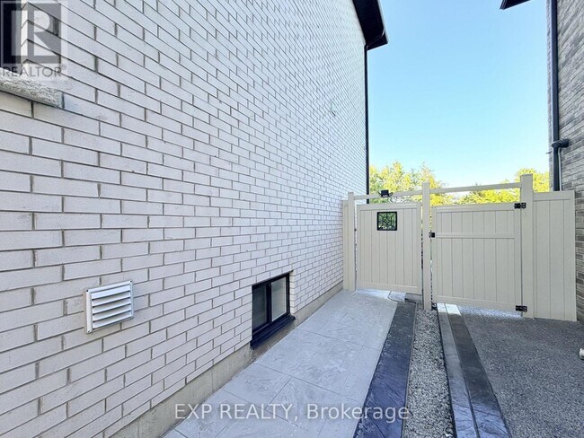 Photo du bâtiment - 1606 Sandhurst Crescent