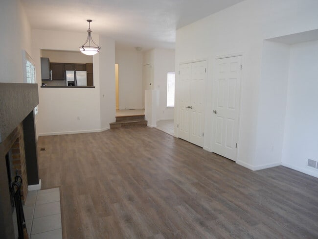 Building Photo - 5555 E Briarwood Ave