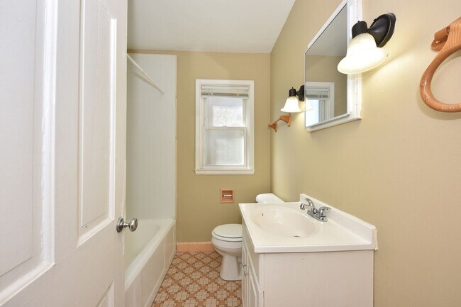 Foto del edificio - 1-bedroom upper unit - Available now!