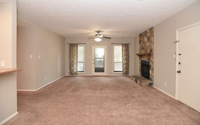 Building Photo - 1885 Tryon Dr