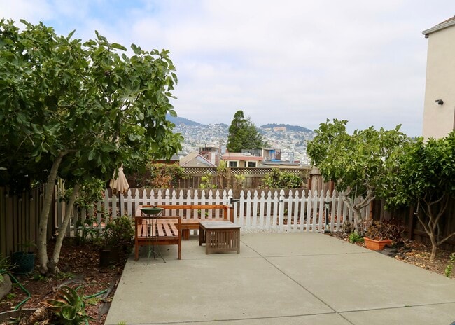 Patio interior - 748 Kansas St