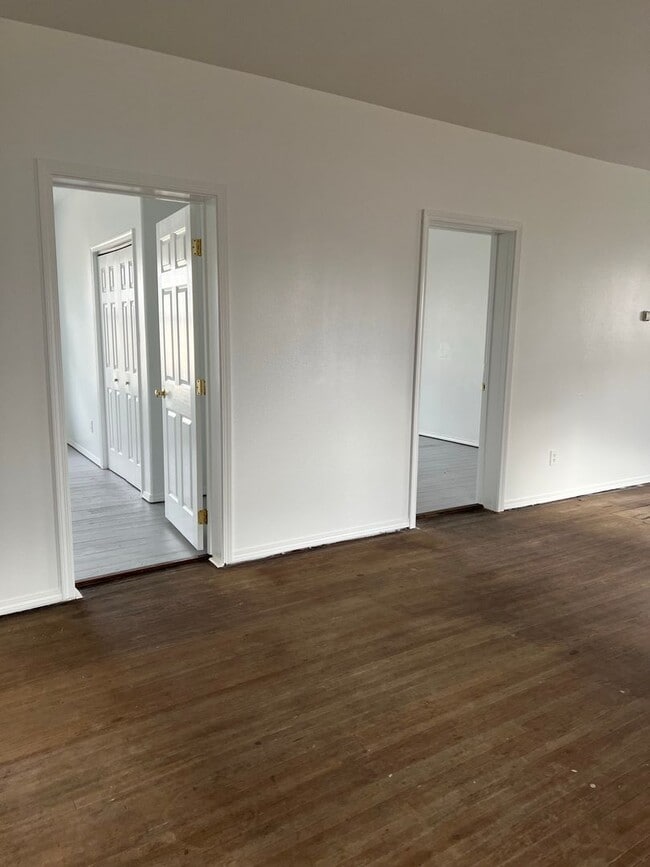 Building Photo - 2 bedrooms with bonus room!