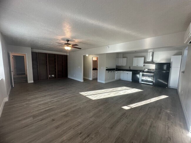 Foto del edificio - 3 Bedroom, 1 bath, 1 car garage, walkout basement apt