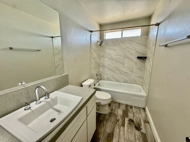 Foto del edificio - Spacious 2BD/2BTH with Private 2 Car Garage! (2nd Floor)