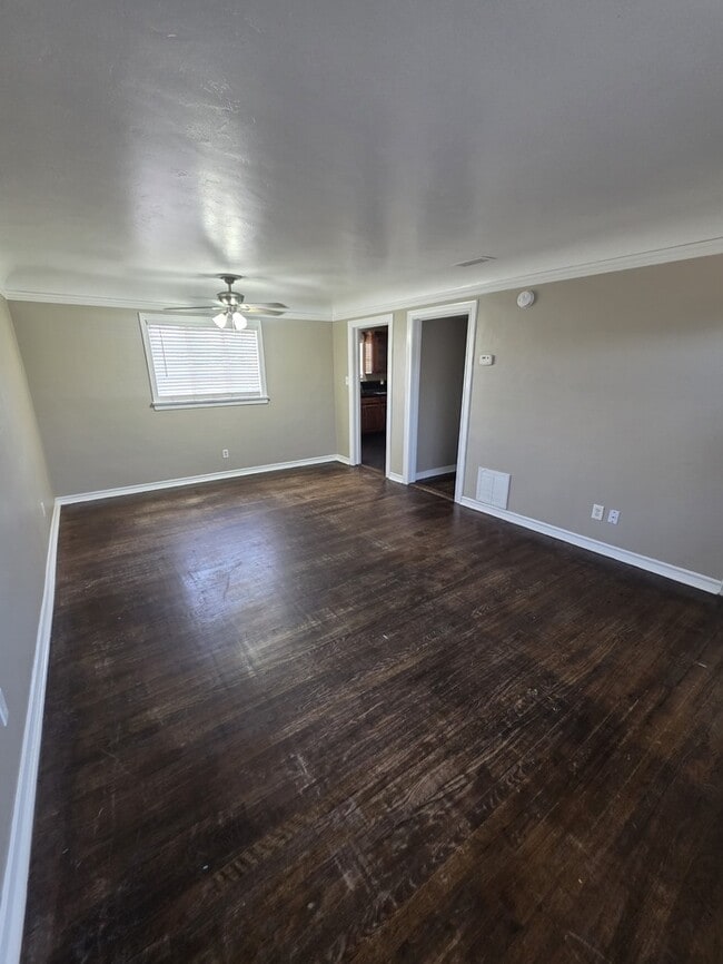 Building Photo - 3 bed 1 bath home, move in ready!