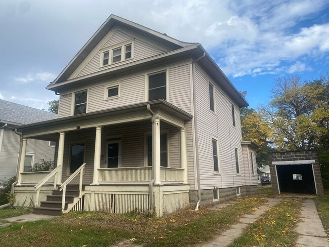 Building Photo - Charming 4-Bedroom Historic Home Near Downtown!