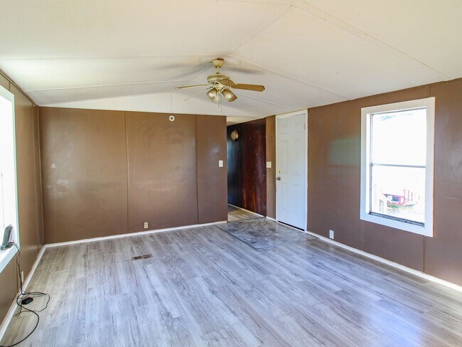 Building Photo - Close to downtown Pulaski!