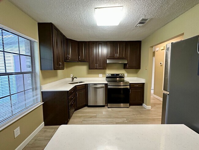 Foto del edificio - 2 bedroom 1 bath duplex available for rent!