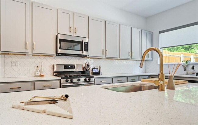 Building Photo - 8922 Menchaca Rd