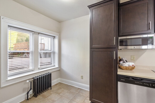 Interior Photo - Cambridge Manor