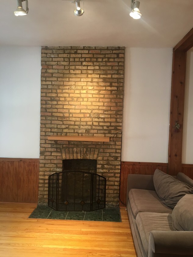 living room - 1324 N Claremont Ave