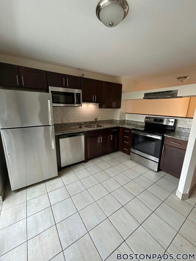 Foto del edificio - 148 N Beacon St