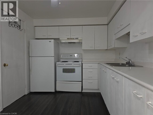 Building Photo - 565 Greenfield Ave