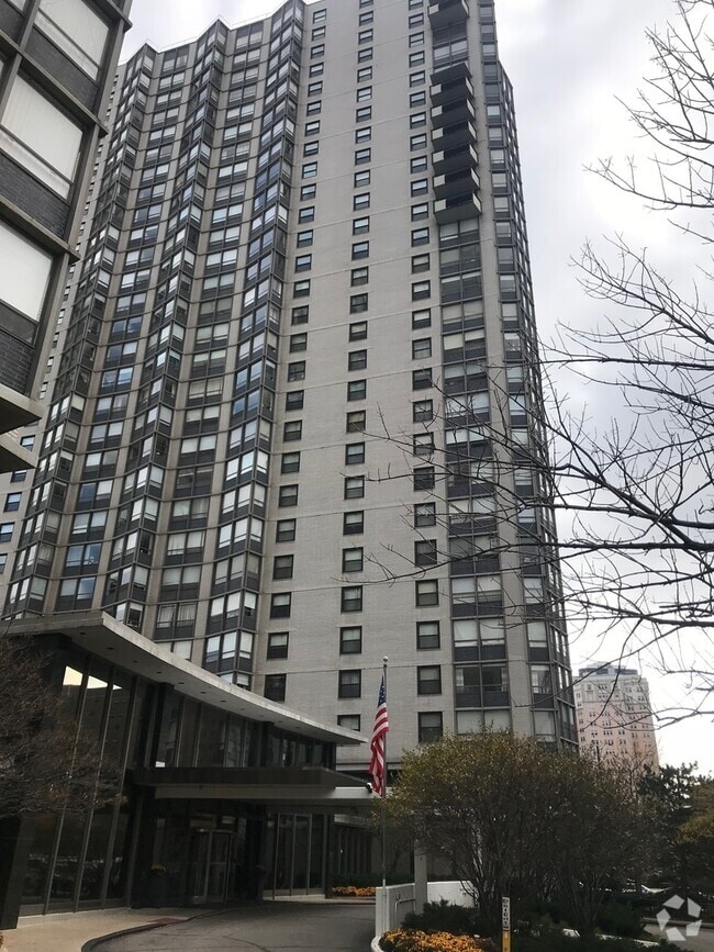 Building Photo - 5701 N Sheridan Rd