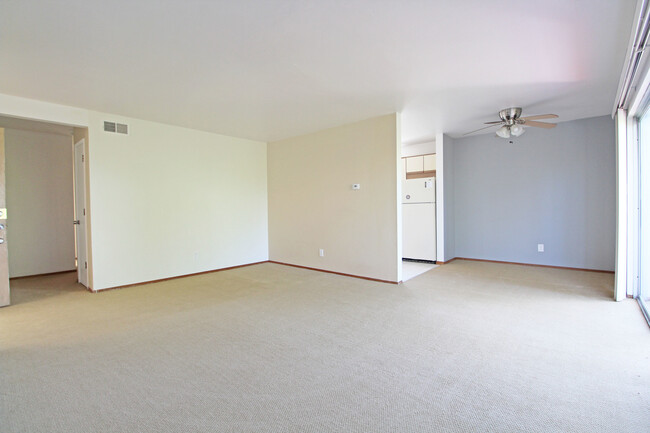 Building Photo - Spacious Updated 2bd/2ba Condo Near UC Ber...