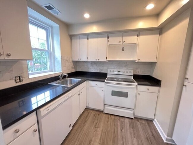 Building Photo - Fairlington: Gorgeous Updated 2 Bedroom, 1...