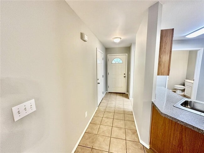 Building Photo - 1431 W Jct St