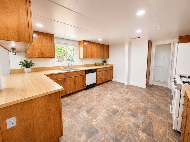 Building Photo - 4 bedroom 2.5 bathroom house in Apple Valley Ca!