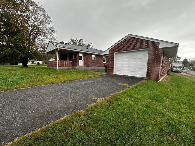 Foto del edificio - Updated Home with Parking in Radford