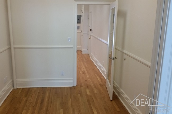 Building Photo - NO FEE 1 Bedroom With Private Backyard