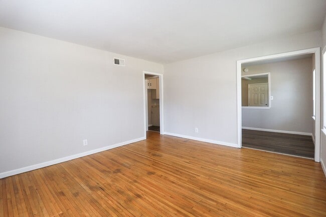 Building Photo - 3 Bed / 1 Bath in Tulsa!