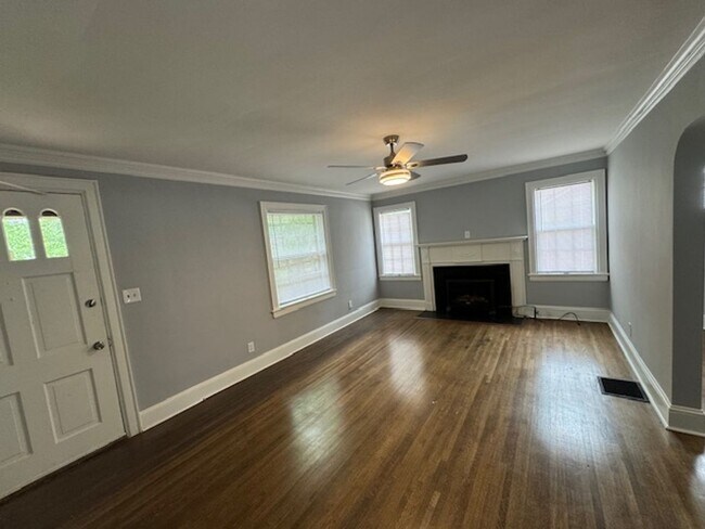 Building Photo - Ready to View/Lease! 4 Bedroom 1.5 Bath Bu...