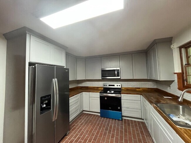 Building Photo - Stunning 4-Bedroom, 3-Bathroom Home with A...