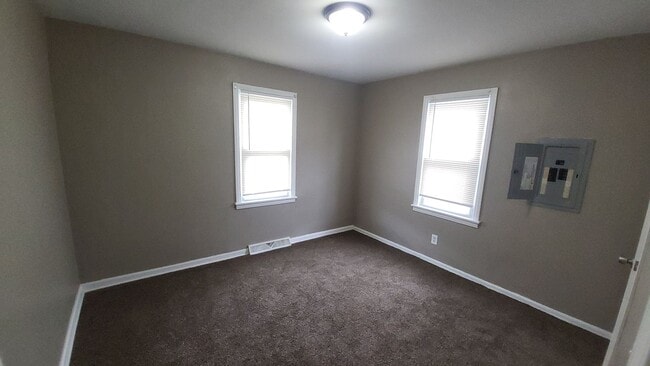Building Photo - 2-bedroom, newly remodeled home on Flint's Southwest side.