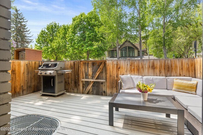 Building Photo - 250 S Original St