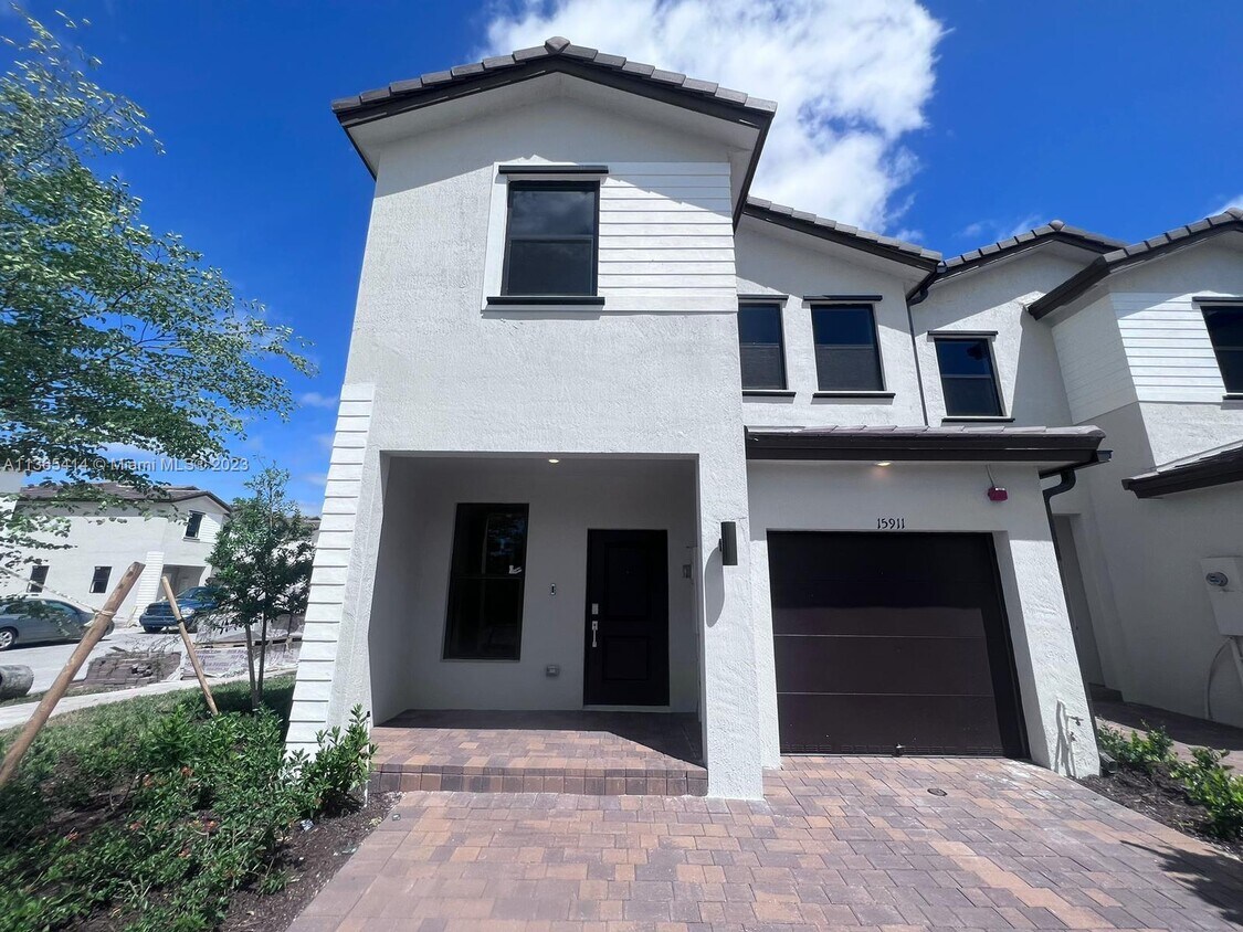Foto principal - 15911 SW 2nd Pl