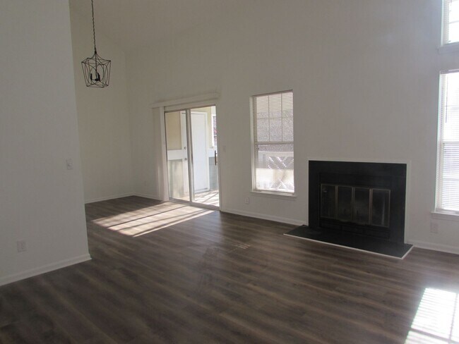 Building Photo - Windward