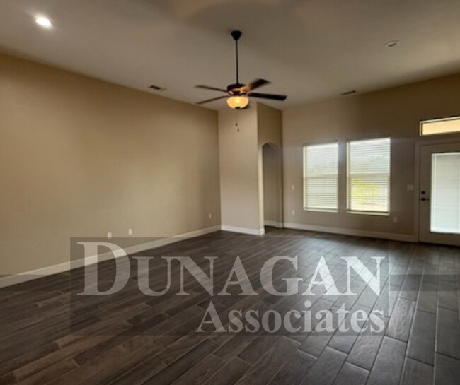 Foto del edificio - Newer 4 Bedroom Home Open house on 6/20/20...