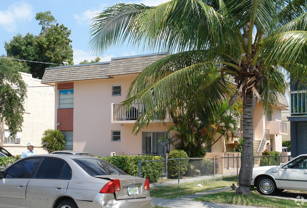 Building Photo - 1327 SW 4th St