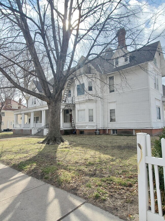 Building Photo - 805 2nd Ave