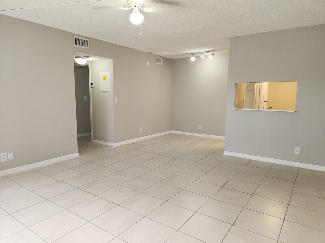 Primary Photo - 3776 N University Dr