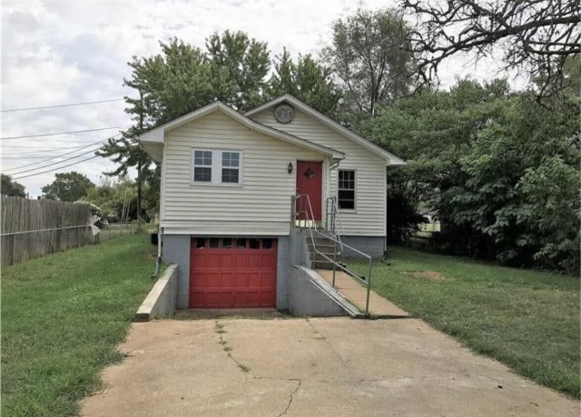 Building Photo - DESLOGE DR