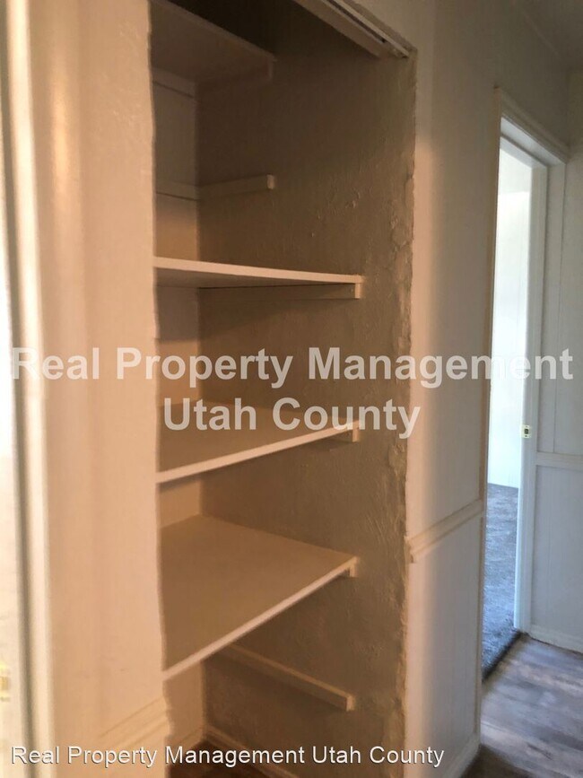 Building Photo - 3 br, 1 bath House - 535 E Center St