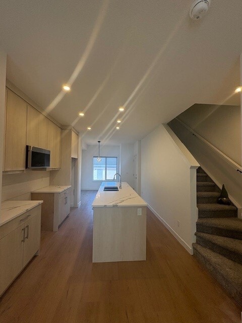Building Photo - 2Bed 2.5 bath