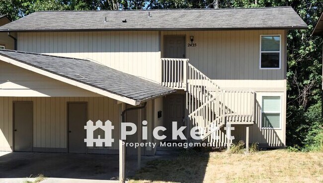 Building Photo - Well Kept 2-Bedroom Upstairs Duplex in Eas...