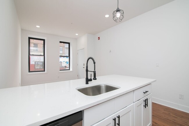 Building Photo - 3033 W Diamond St