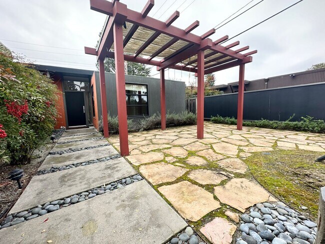 Building Photo - Modern 3 Bed 2 Bath Eichler in North Palo ...