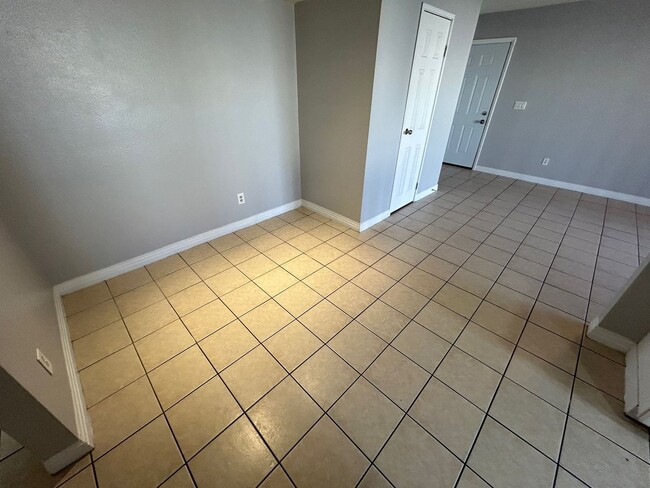 Building Photo - ADORABLE 1 BEDROOM 1 BATHROOM 1ST FLOOR CO...