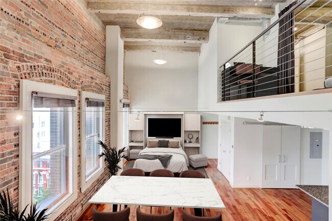 Building Photo - 915 Franklin St